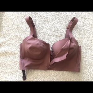 VICTORIA'S SECRET
Knockout Medium Support Long Line Front-close Sport Bra